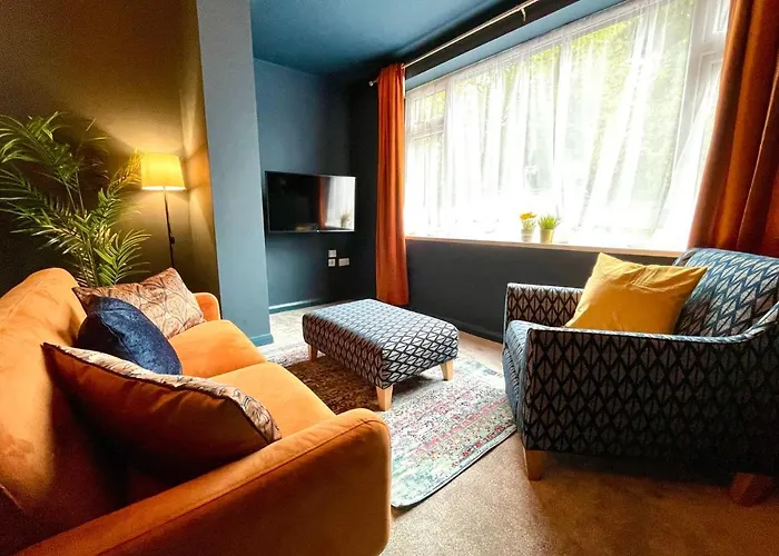 Coastal Charm: Stylish 2-Bedroom Near Beach